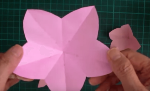 子供でも簡単できる 折り紙で 桃の花 を作る方法best4 Easy Easy
