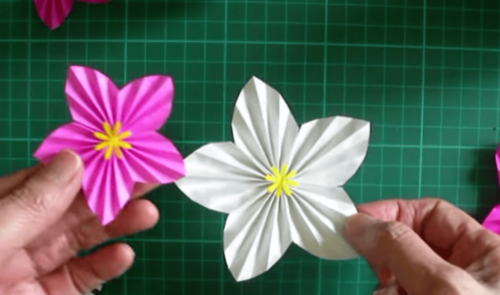 子供でも簡単できる 折り紙で 桃の花 を作る方法best4 Easy